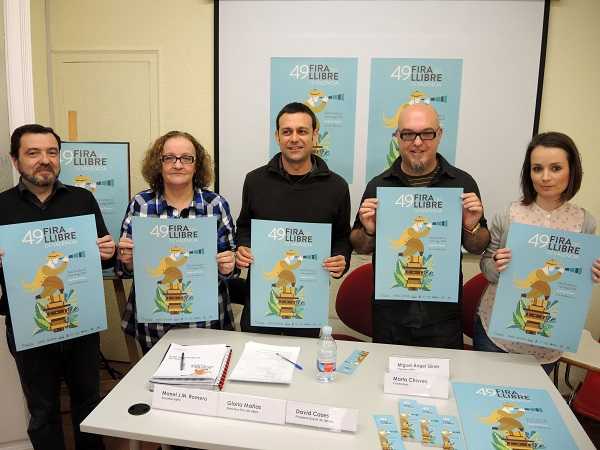 Responsables de la 49ª Fira del Llibre de València mostren la imatge del certamen d'enguany.