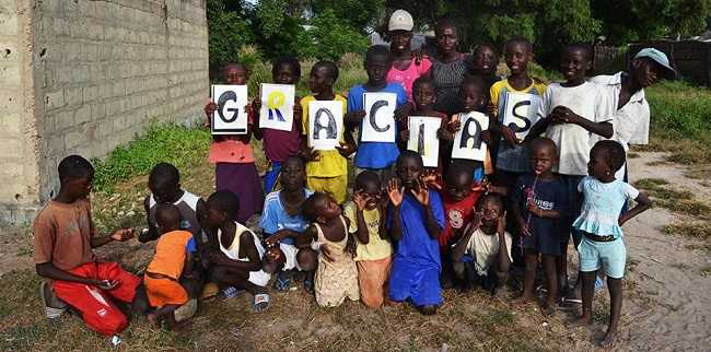 Xiquets beneficiaris del projecte solidari en defensa de l'educació d'Origines a Senegal, mostren la seua gratitud.