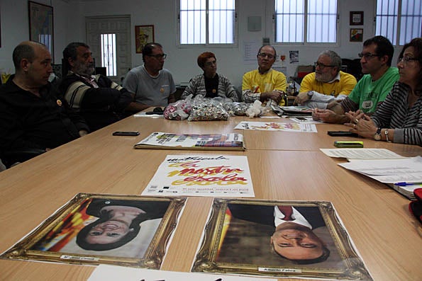 Les fotos cap per avall del president valencià Alberto Fabra i de la consellera d'Educació María Jose Català presideixen la taula de reunió d'Escola Valenciana, que ha realitzat un tancament solidari amb els centres educatius que perden unitats en valenci