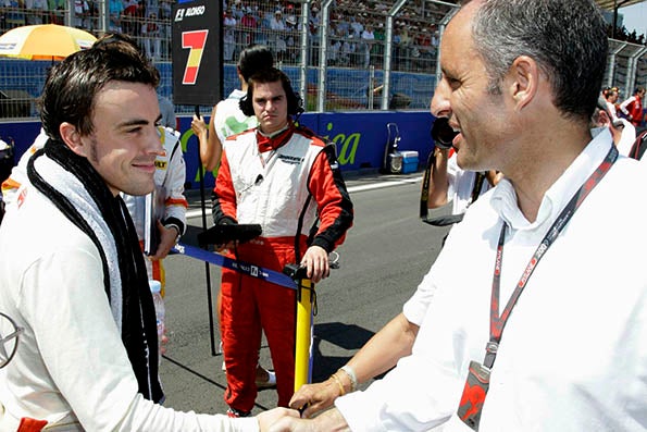 L'expresident de la Generalitat Valenciana, Francisco Camps, saluda el pilot Fernando Alonso en la cursa de l'any 2009 al circuit urbà de Fórmula 1 de València.