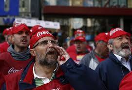 Protesta de treballadors de Coca Cola davant la seu del Partit Popular de Gènova.