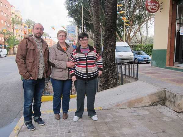 Carmen, al costat de la polèmica rampa on va caure i que l'Ajuntament de Manises encara no ha condicionat malgrat les reclamacions realitzades en aquest sentit.
