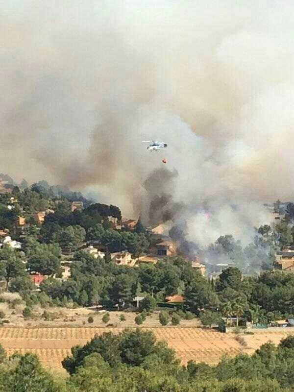 Compromís denuncia que les retallades reiterades del Consell en extinció i vigilància 'al final passen factura'. En la imatge un helicòpter treballant en l'extinció d'una de les urbanitzacions afectades.