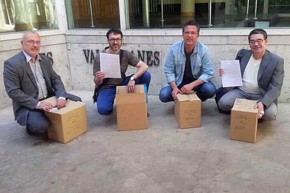 Moment de la recollida dels plecs de firmes, aquest mateix matí, a Les Corts.