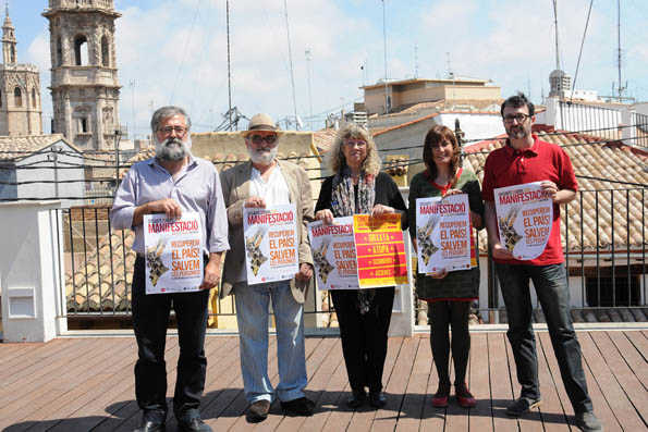 Tonetxo Pardiñas, president de la Societat Coral el Micalet; Toni Gisbert, secretari d'Acció Cultural del País Valencià; Enric Valero, coordinador de Ca Revolta; Maribel Domènech, presidenta de Salvem el Cabanyal; i Eva Grimaltos, presidenta de FAPA-Valèn