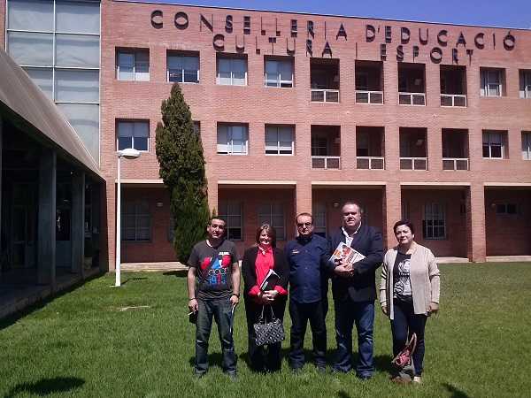 Els representants de les organitzacions d'AMPAs del País Valencià, Julia Llopis (CONCAPA), Merxe Alabau i Victor Mila (C.Gonzalo Anaya), i Ramón López (COVAPA).