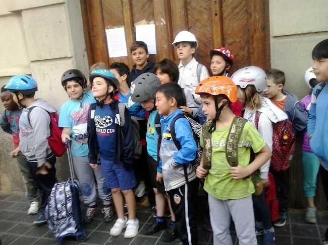 Els alumnes del CEIP Cervantes acudiren al centre amb casc protector.