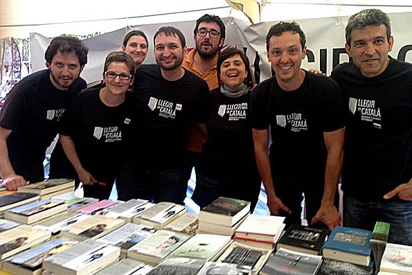 Foto de família d'alguns dels editors que integren el col·lectiu d'editorials independents 'Llegir en català' .