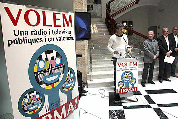 El portaveu del comitè d'empresa de RTVV, Vicent Mifsud, intervé durant la presentació de la ILP per reclamar un servei de ràdio i televisió públiques en llengua pròpia.