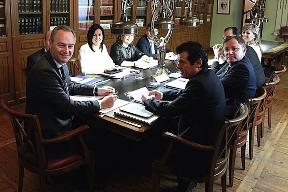 Alberto Fabra presideix el ple del Consell que s’ha celebrat aquest divendres a Alcoi.