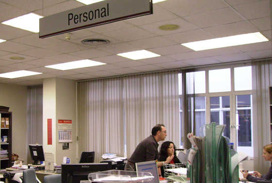 Imatge d'arxiu d'una jove becada per la Diputació durant les seues pràctiques en un ajuntament.