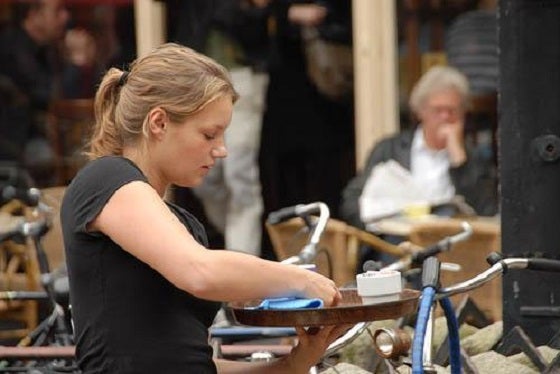 Les dones són majoria a les universitats espanyoles però al mercat laboral cobren un 18% menys que els homes.