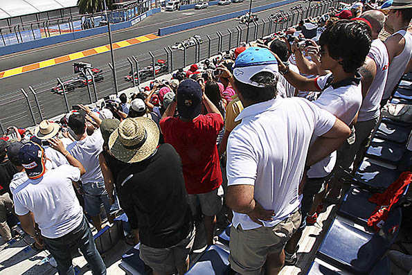 Moment d'una cursa al circuit urbà de Formula 1 de València.