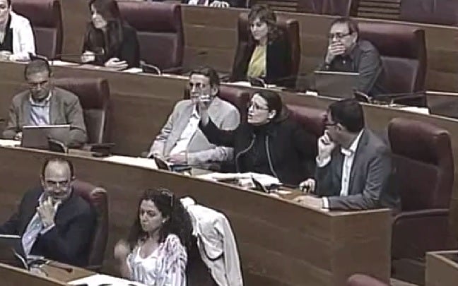 Moment en que la diputada Mònica Oltra es expulsada pel president de Les Corts.