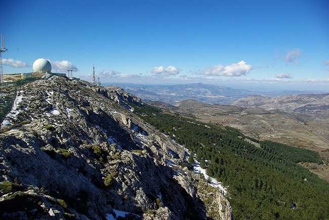 Imatge del cim de la Serra Aitana amb les instal·lacions militars on estan situats el radars.