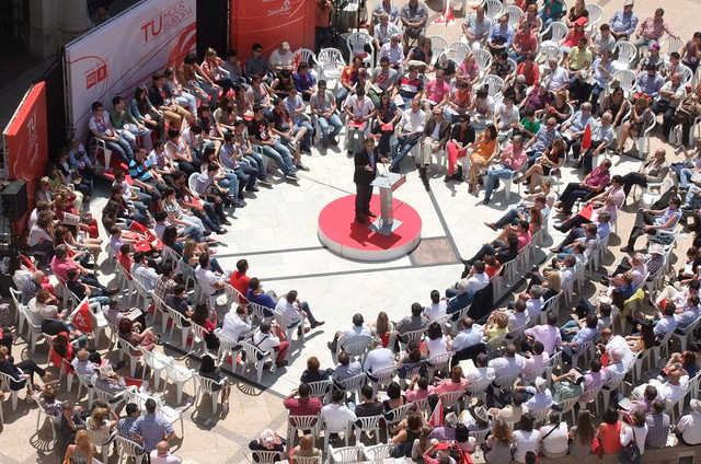 Un moment del míting celebrat en la Plaça dels Aules de Castelló.