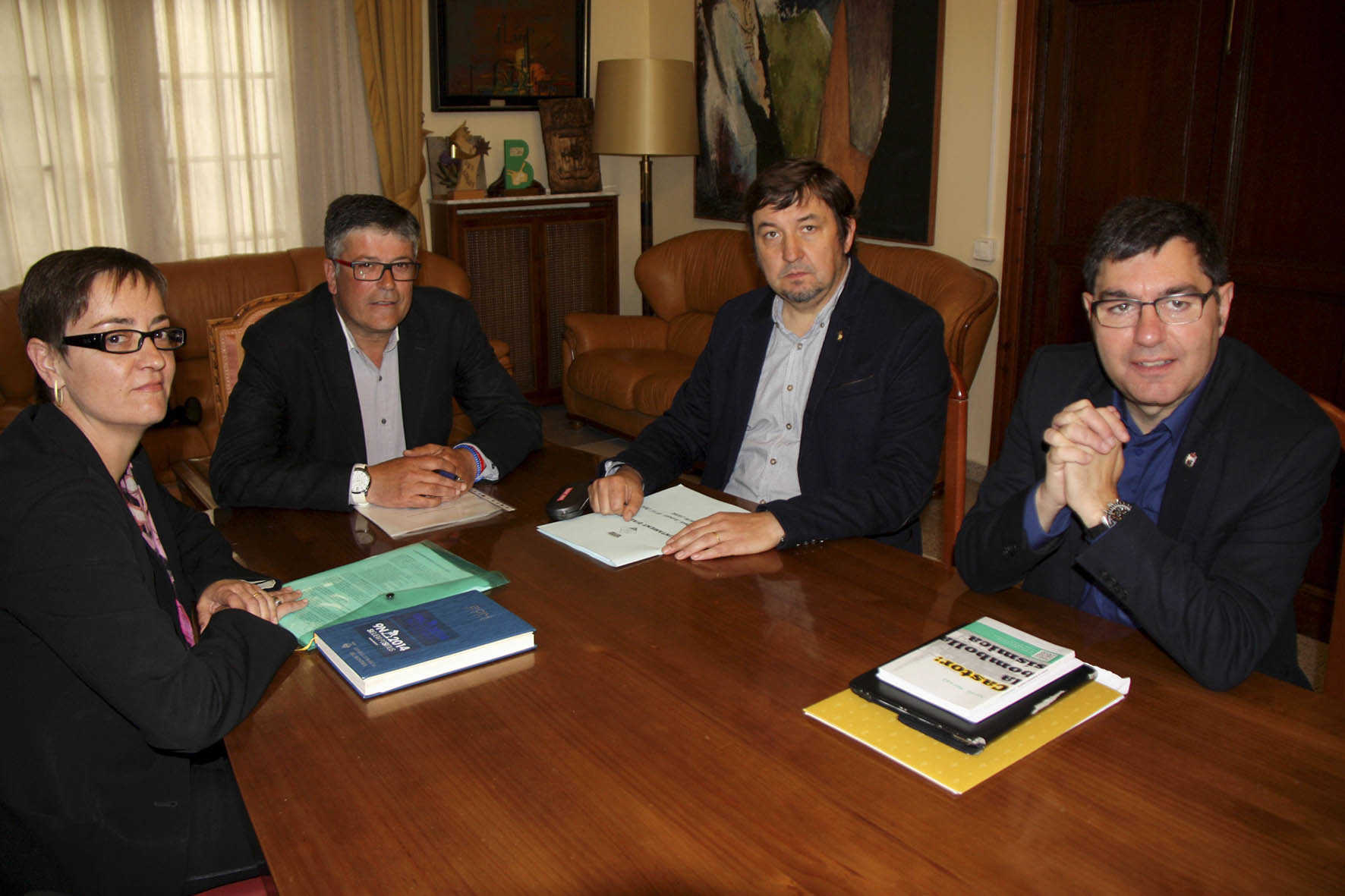 Els alcaldes assistents al reunió del front municipal contra el projecte Castor. D'esquerra a dreta: l'alcaldessa d'Ulldecona, Núria Balagué; l'alcalde de Benicarló, Marcelino Domingo; el tinent d'alcalde d'Alcanar, Manel Martí; i l'alcalde de Sant Carles