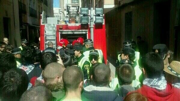 La policia desallotjant el Casal Popular durant la celebració de les festes de la Magdalena.