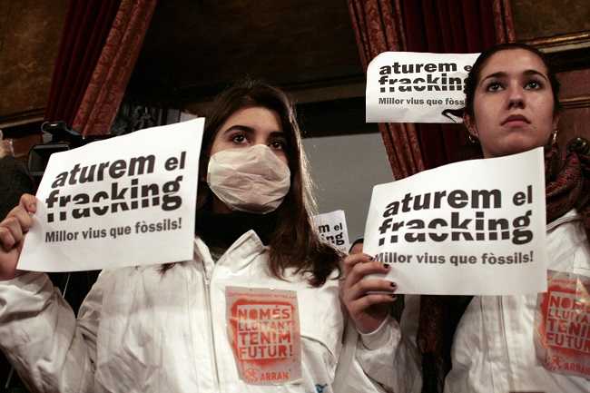 Una imatge d'arxiu d'activistes del moviment 'Aturem el fracking' de Vic. Vestits amb granota blanca, protesten contra aquesta tècnica amb pancartes en què s'hi llegeix 'Millor vius que fòssils'.