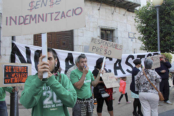Veïns de Vinaròs reclamant el tancament del Castor davant l'Ajuntament.