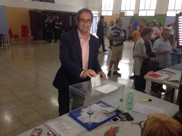 El cap de llista de Primavera Europea, Jordi Sebastià, votant aquest matí en Burjassot.