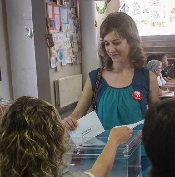 Marina Albiol, exercint el seu vot al Grau de Castelló.