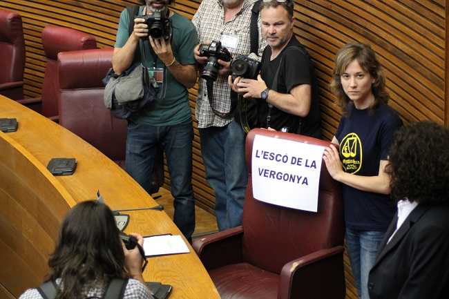 La diputada d'EUPV Marina Albiol junt a l'escó ocupat fins el moment per Rafael Blasco.