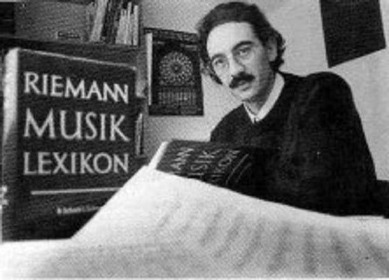 Entre 1972 i 1982, el compositor Ramon Ramos va residir a Alemanya, on va ampliar els seus estudis de violoncel i de composició amb el professor Günther Becker en la Robert Schumann Institut, de Düsseldorf.