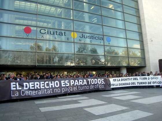 Protesta davant la Ciutat de la Justícia de València.