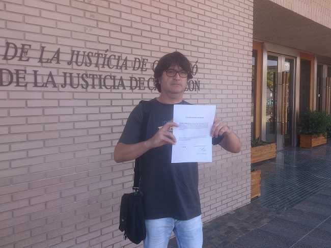 El diputat Víctor Tormo a les portes de la Ciutat de la Justícia de Castelló moments després de registrar l'escrit.