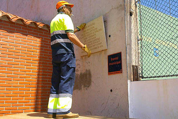 Les plaques han estat retirades i traslladades al magatzem municipal.
