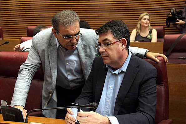 Enric Morera, conversa amb el diputat de Compromís Josep Maria Pañella aquest dijous.