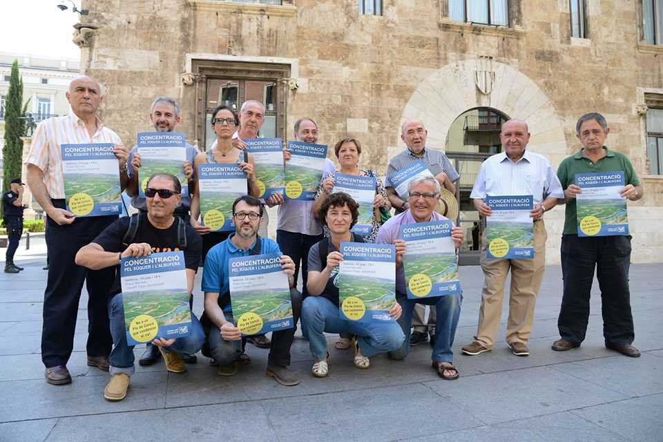 Representants de Xúquer Viu, Escola Valenciana, Comunitat de Regants de Sueca, Unió de Llauradors, ACPV, Ecologistes en Acció de València, CCOOPV, UGT-PV, Intersindical Valenciana, PSPV, Compromís, EUPV, en la roda de premsa de presentació de la concentra