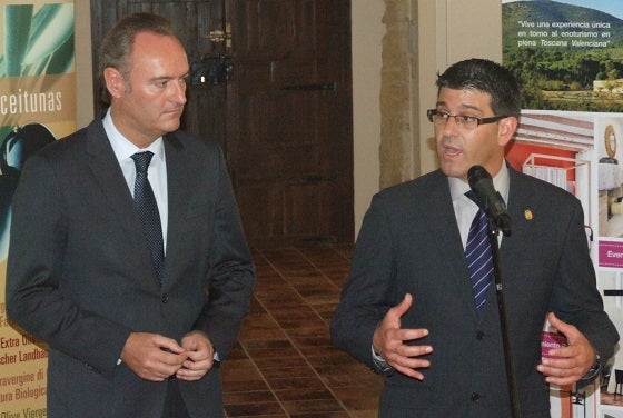 L'alcalde d'Ontinyent i el president Alberto Fabra, aquest dilluns en la capital de la Vall d'Albaida.