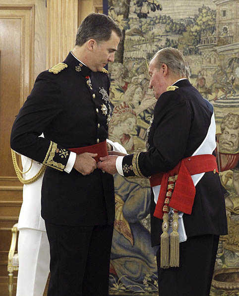 El rei ha imposat aquest dijous el faixí de capità general dels exèrcits al seu fill.