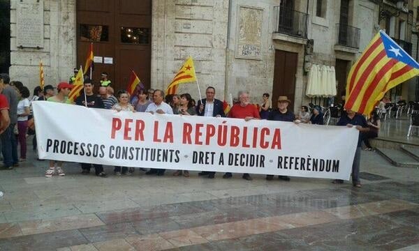 Imatge d'alguns dels participants en la 'Nit al Ras', aquest passat dimecres a la plaça de la Mare de Déu.