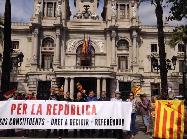 Imatge dels participants en la concentració, aquest dijous a la plaça de l'Ajuntament de València.