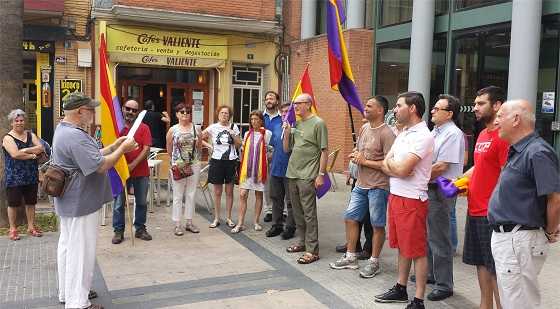 Imatge corresponent a la lectura del manifest a les portes de l'Ajuntament d'Aldaia.