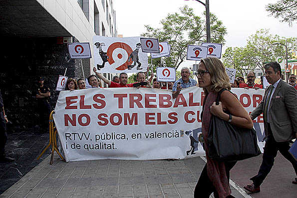L'exdirectora de Ràdio 9, Núria Romeral, arriba als jutjats de Paterna escridassada per extreballadors de RTVV.