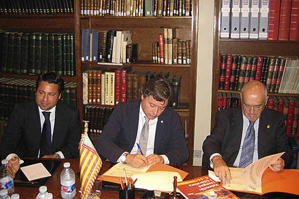 Santamaría (centre) y el degà de la RACV, Enrique de Miguel, (dreta) que no parla valencià.