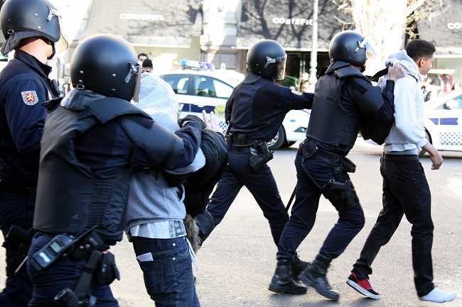 La policia deté alguns estudiants al centre de València.