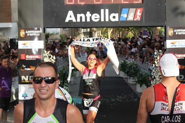 La gusanyadora del 25é Triatló Antella, Gemma Serret, entrant en meta.