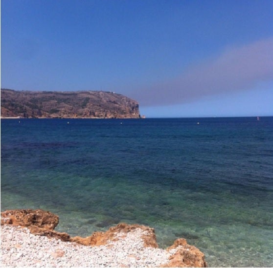 El fum envoltava ahir el cap de Sant Antoni.