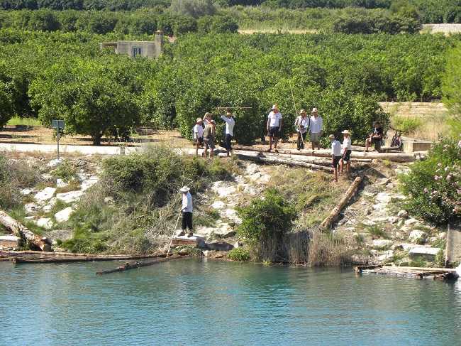 Imatge corresponent al moment del llançament de troncs al Xúquer en la 'II Maerà' celebrada en 2013.