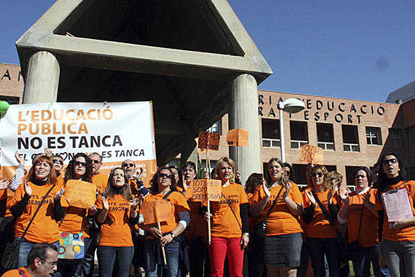 Pares i mares del col·legi Ciutat de Cremona d'Alaquàs concentrats a les portes de la conselleria d'Educació després de lliurar 8.000 signatures en contra de la supressió de la línia d'ensenyament del centre.