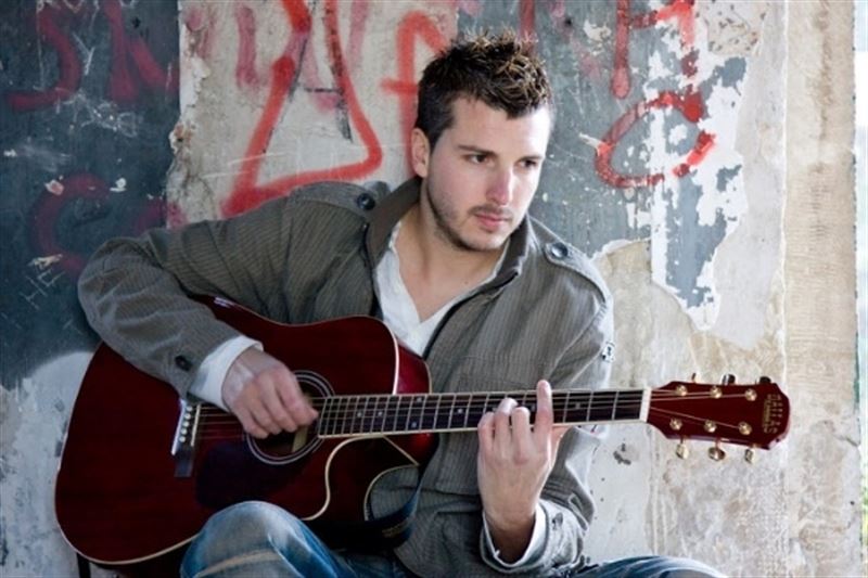 Enric Valor, en la imatge, actuarà aquest diumenge 10 d'agost en l'ermita de Sant Llorenç.