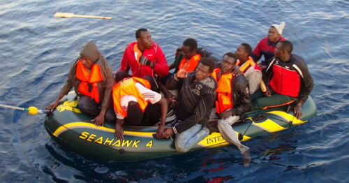 Diversos immigrants tracten d'arribar a les costes espanyoles en una barca inflable, en una imatge d'arxiu.