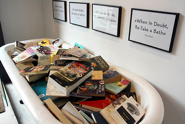 Una banyera farcida de llibres dóna la benvinguda als clients d'una de les botigues Re-read de Barcelona.
