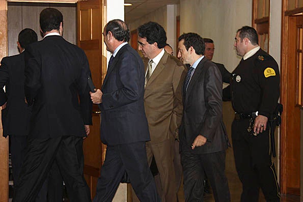 L'arquitecte Santiago Calatrava, amb vestit beige, entra a declarar als jutjats de Palma en el marc del cas 'Palma Arena'.