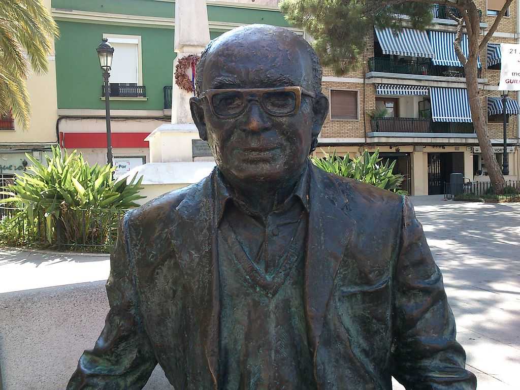 Estatua en bronce del poeta valencià Vicent Andrés Estellés